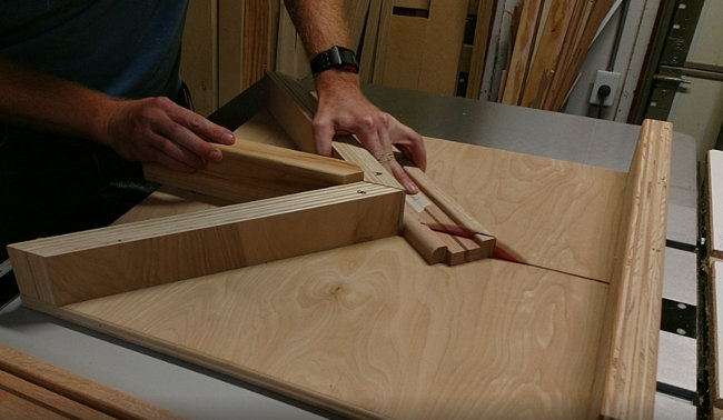 Cutting perfect miters on a table saw miter sled